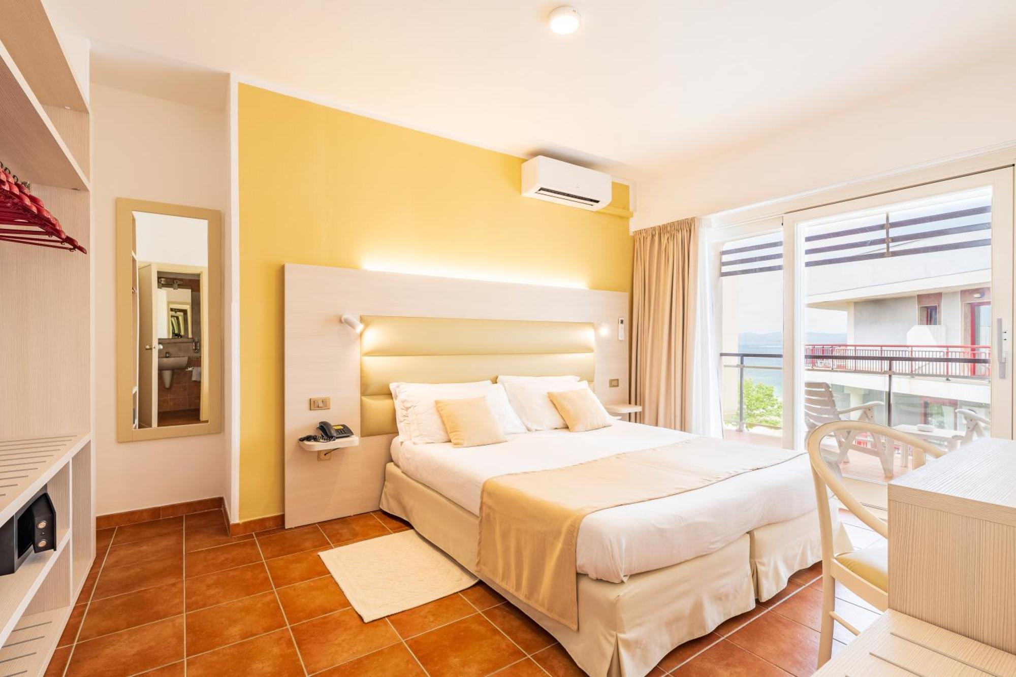 Chambre Double ou Lits Jumeaux - Vue Partielle sur Mer